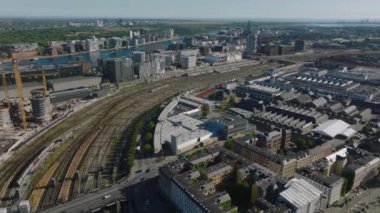 Fabrika salonları ile limandaki modern şehir gelişimi arasındaki geniş demiryolu koridoru. Şehir merkezinin havadan görünüşü. Kopenhag, Danimarka.