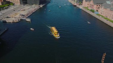 Su yüzeyinde gezen turist teknesinin yüksek açılı görüntüsü. Kanaldaki nakil aracı takibi. Kopenhag, Danimarka.