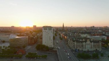 Gün batımına karşı şehir manzarası. Modern tasarım kasabasının gelişimi. Kopenhag, Danimarka.