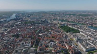 Muhteşem bir sermaye panoramik görüntüsü. Büyük şehirde çeşitli binalar ve simgeler var. Kopenhag, Danimarka.