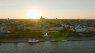 Rıhtımın, Amalienborg Sarayı 'nın, kraliyet sarayının ve gün batımına karşı ünlü Frederiks Kirke' nin görüntülerini kaydır. Kopenhag, Danimarka.
