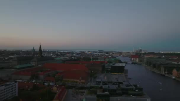 Edificios Largo Del Canal Agua Atardecer Vista Aérea Del Casco — Vídeo de stock