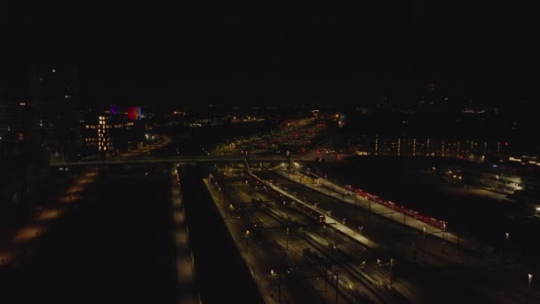 Framåt Flyger Över Transportinfrastrukturen Natten Pendeltåg Anländer Till Centralstationen Köpenhamn — Stockvideo