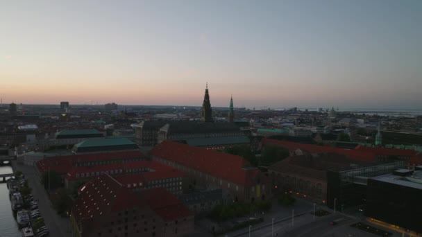 Letecký Pohled Komplex Budov Kolem Christiansborgského Paláce Soumraku Panoramatický Výhled — Stock video