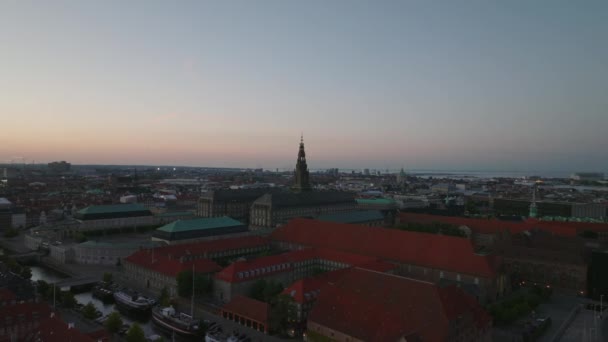 Vzdušná Skluzavka Pánev Christiansborgského Paláce Vysokou Věží Proti Barevné Soumračné — Stock video