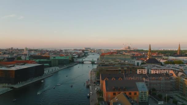 日没時にウォーターフロントの町の開発の空中ビュー 後方現代と古典的なレンガ造りの建物の混合物を明らかにする デンマークのコペンハーゲン — ストック動画