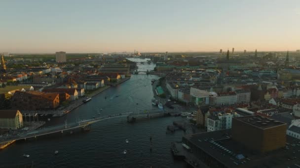 前進は現代のプレイハウス劇場の建物で運河の上を飛ぶ 両銀行の都市の区内の様々な町の開発のパノラマビュー デンマークのコペンハーゲン — ストック動画