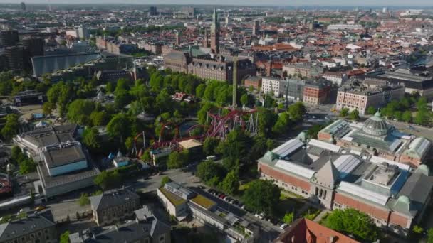 市内中心部の空中パノラマビュー 美術館 ティヴォリ遊園地と黄金の時間で市庁舎の背の高い塔 デンマークのコペンハーゲン — ストック動画