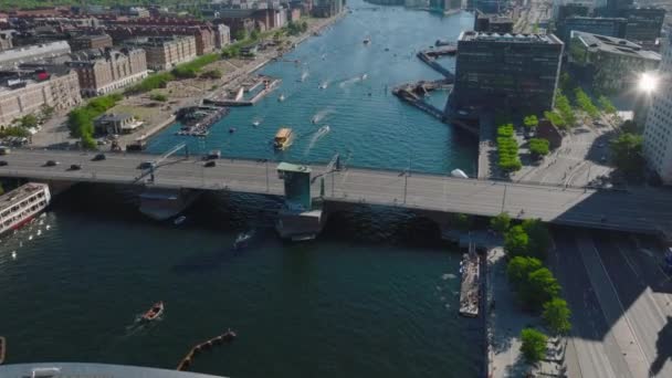 Başkentten Geçen Yoğun Kanalı Trafiğin Yüzeyinin Havadan Görünüşü Yukarı Doğru — Stok video