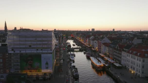 Flygbilder Från Nyhavn Berömd Gata Med Vattenkanal Och Strandpromenad Vattenyta — Stockvideo