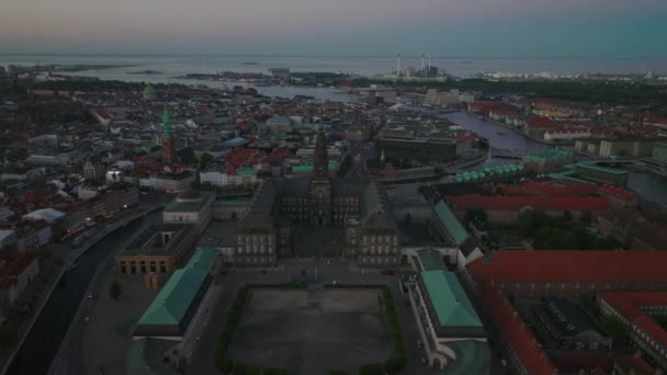 Vzdušný Panoramatický Výhled Palác Christiansborg Vysokou Věží Večerní Záběr Města — Stock video