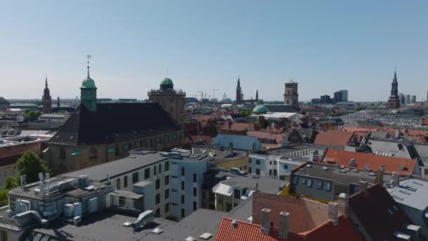 高さから街の景色を楽しむ人々 前方トリニタティス教会とラウンドタワーに沿って飛ぶ 歴史的建造物が残る街 デンマークのコペンハーゲン — ストック動画