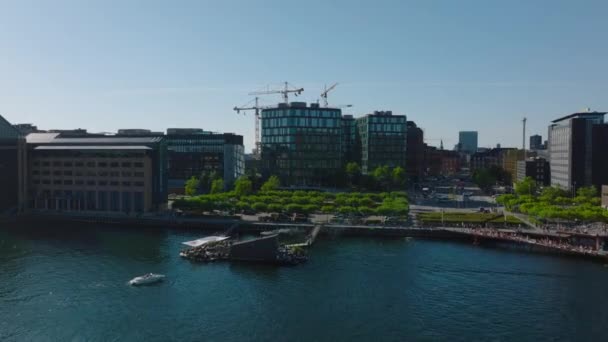 Moderna Byggnader Stadsdelen Nära Floden Uppstigning Avslöjar Stadsbilden Och Tornkranar — Stockvideo
