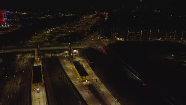 Hoge Hoek Uitzicht Het Station Platforms Het Spoor Nacht Stad — Stockvideo