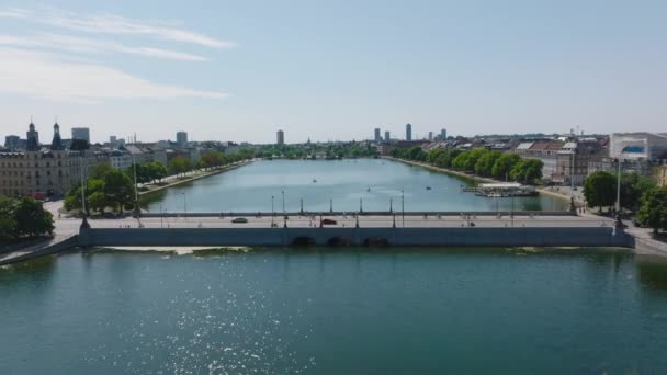 市内中心部の湖の間の女王ルイーズ橋 後方の水の上に晴れた日に飛ぶ デンマークのコペンハーゲン — ストック動画