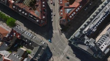 Şehrin sokaklarındaki düşük trafiğin kuş bakışı görüntüleri. Şehir merkezindeki binaların çatısı manzaralı. Kopenhag, Danimarka.