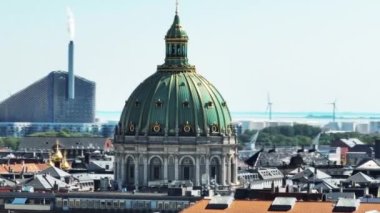 Frederiks Kirke 'ün görkemli kubbeli çatısı etrafında yörünge atışı. Çevredeki binaların üzerinde yükselen kilisenin yakınlaştırılmış görüntüsü. Kopenhag, Danimarka.