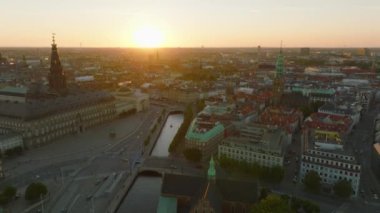 Christiansborg Sarayı 'ndaki Danimarka Parlamentosu' nun tarihi binası ve sokak trafiği. Gün batımına karşı şehir merkezinin havadan panoramik görüntüsü. Kopenhag, Danimarka.