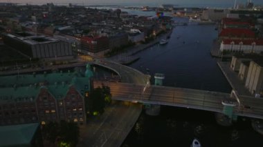 Akşam kentinde su kanalı üzerinde yol ve köprü trafiği düşük. Eğim şehir ve denizin uzaklığını gösterir. Kopenhag, Danimarka.