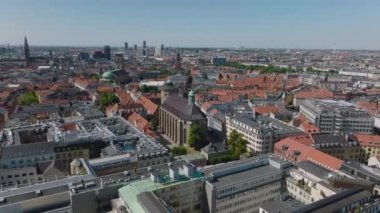Trinitatis Kilisesi ve Yuvarlak Kule 'nin hava panoramik görüntüsü. Güneşli bir günde şehrin gelişiminin sinematik görüntüleri. Kopenhag, Danimarka.