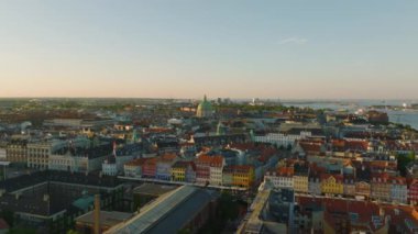 Altın saatinde şehir manzarası. Nyhavn 'daki renkli binalar ve ünlü Frederiks Kilisesi' nin büyük kubbesi. Kopenhag, Danimarka.