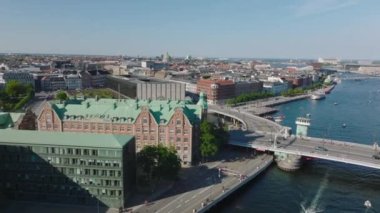 Şehirdeki su kanalları üzerindeki köprülerin havadan görüntüsü. Rıhtımdaki klasik tarihi ve modern tasarım binalarının karışımı. Kopenhag, Danimarka.