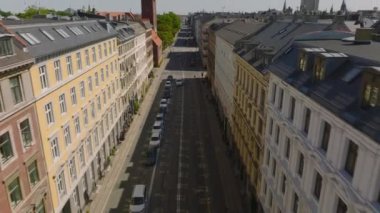 Dümeni sıralı evlerle dolduran arabanın ters takibi. Kesişen yol ve göl açığa çıkıyor. Kopenhag, Danimarka.