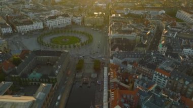 Tarihi şehir merkezindeki eski kasaba evleri. Gün batımına karşı şehir manzarasını öne doğru eğ. Kopenhag, Danimarka.