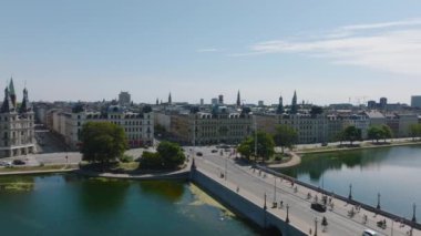 Şehirde güneşli bir gün, köprüdeki trafiğin havadan görünüşü, yol ayrımı ve cadde binalarla dolu. Kopenhag, Danimarka.