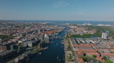 Yoğun su kanallarının üzerinde uçarak şehri ikiye bölerler. Uzakta sermaye ve denizin havadan panoramik görüntüsü. Kopenhag, Danimarka.
