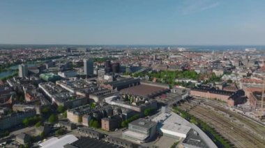 Merkezi tren istasyonunun çatısı ve şehir merkezinde birden fazla tren yolu var. Sermayenin havadan panoramik görüntüsü. Kopenhag, Danimarka.