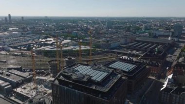 Büyük şehrin havadan panoramik görüntüsü. Tren istasyonu yakınlarındaki modern yüksek binaların inşaat sahasında uzun sarı vinçlerden oluşan bir grup. Kopenhag, Danimarka.