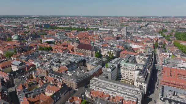 晴れた日の街の風景 トリニタティス教会とラウンドタワーと周辺の町の開発の空中ビュー デンマークのコペンハーゲン — ストック動画