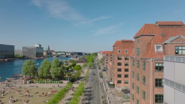 Nyári Nap Városban Előre Repül Végig Vöröstégla Épületek Strand Park — Stock videók