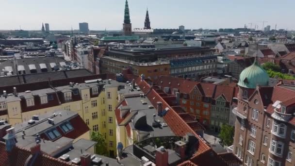 Hög Vinkel Syn Byggnader Historiska Stadskärnan Luta Upp Avslöja Torn — Stockvideo