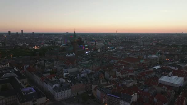 Dopředu Létají Nad Historickým Centrem Města Vysoká Radniční Věž Vyčnívá — Stock video