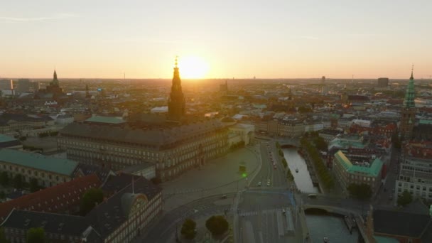 Letecký Záznam Christiansborgského Paláce Vysokou Věží Při Západu Slunce Pohled — Stock video