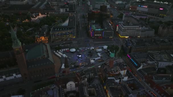 市役所広場でのイベントの高角度ビュー 市内中心部のファサードのカラフルなネオンライト 町での夜 デンマークのコペンハーゲン — ストック動画