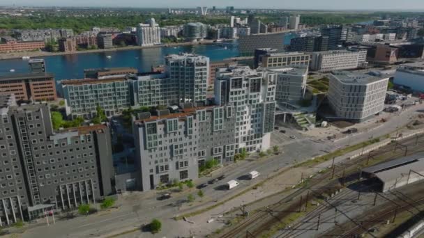 川岸に沿って現代的なデザインの複数階建てのアパートの建物の行 都市のバラの空中パノラマビュー デンマークのコペンハーゲン — ストック動画
