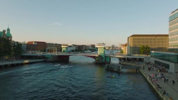Voorwaarts Vliegen Boven Water Het Centrum Van Stad Gouden Uur — Stockvideo