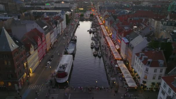 Widok Powietrza Spokojnej Powierzchni Wody Kanale Nowoczesnych Żaglówek Wieczór Nyhavn — Wideo stockowe
