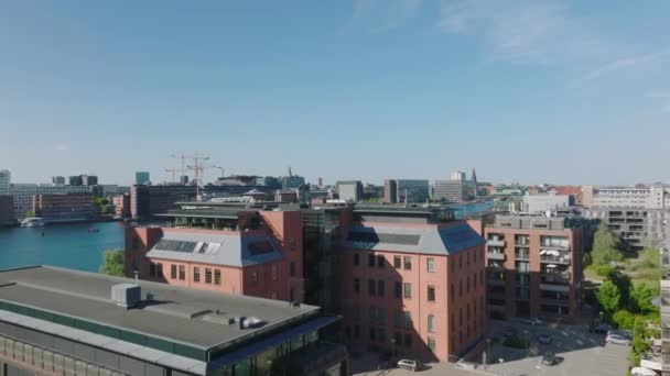 Fremad Flyver Moderne Lejlighedskomplekser Havnestad Bydel Boligområde Ved Floden Havnefronten – Stock-video