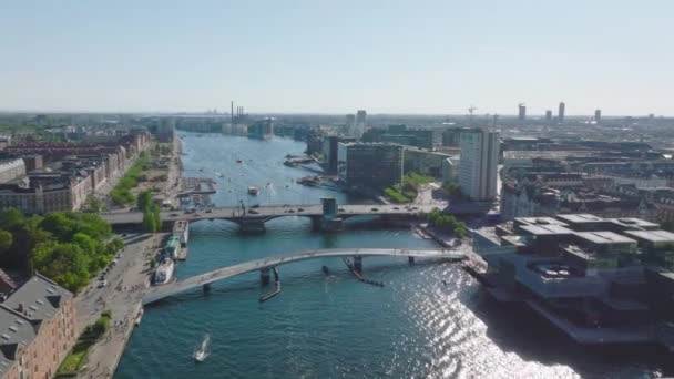 城市水渠上的一对桥的滑行和泛空视图 现代自行车道 人行天桥和多车道公路桥的设计 丹麦哥本哈根 — 图库视频影像