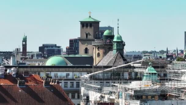 丸の内タワーからの眺めが楽しめます コペンハーゲン大聖堂や都市の他の有名なランドマークのズームビュー デンマークのコペンハーゲン — ストック動画