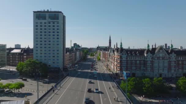 시내에 달리는 차량을 공중에서 수있다 운하를 지나는 도개교 덴마크 코펜하겐 — 비디오