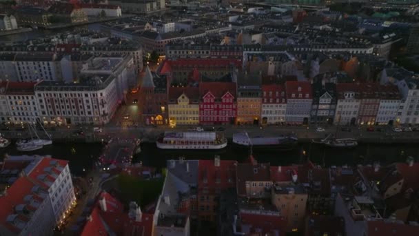 有名なニャーハンに沿って明るい色の町の家 夕暮れ時の運河沿いの観光スポットの空中スライドショー デンマークのコペンハーゲン — ストック動画