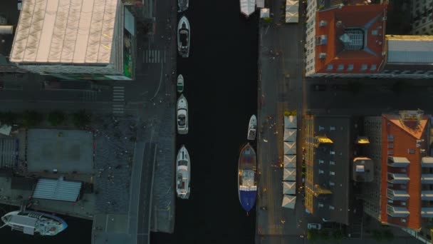 Top Panning Filmagens Barcos Ancorados Longo Canal Água Estreita Nyhavn — Vídeo de Stock