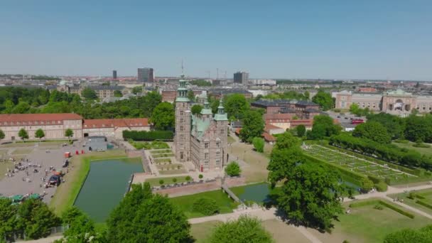 Voe Acima Parque Cidade Slide Pan Shot Histórico Castelo Rosenborg — Vídeo de Stock