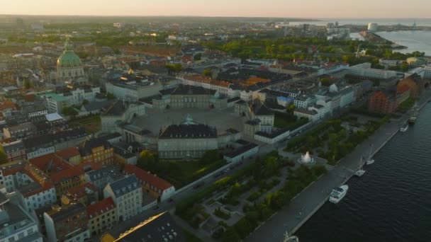 Palacio Amalienborg Residencia Real Los Famosos Frederiks Kirke Contra Puesta — Vídeo de stock