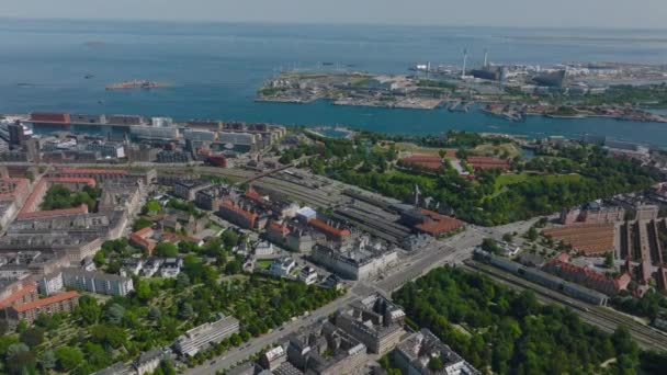 Hög Vinkel Utsikt Över Tågstationen Och Kastellet Fästning Nära Havskusten — Stockvideo
